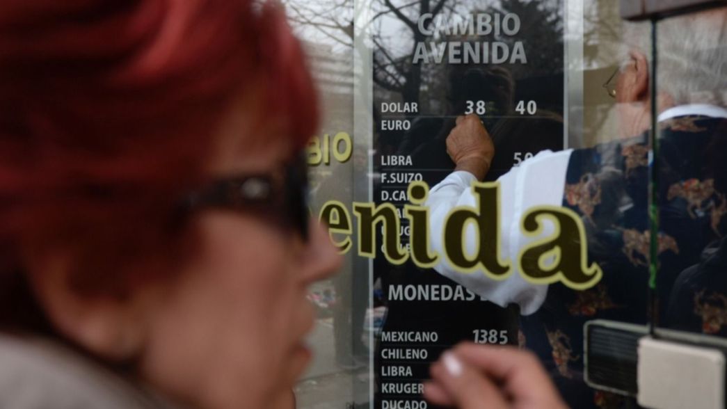 ¿Se desploma el dólar? Cayó por segundo día consecutivo y se vende a $39,07