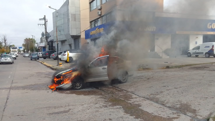 Un jubilado de 74 años iba manejando por avenida 32 y se le prendió fuego el auto