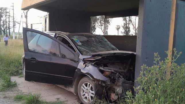 dos personas murieron en la plata al chocar contra una parada de micros