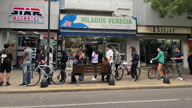 dos cuadras de cola y mas de 500 personas para diez puestos de trabajo, la imagen del desempleo en la plata