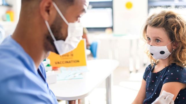 el gobierno analiza estrategias para empezar a vacunar a los mas chicos