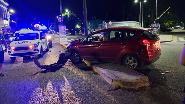 un conductor perdio el control de su auto y se incrusto contra un semaforo en 1 y 44