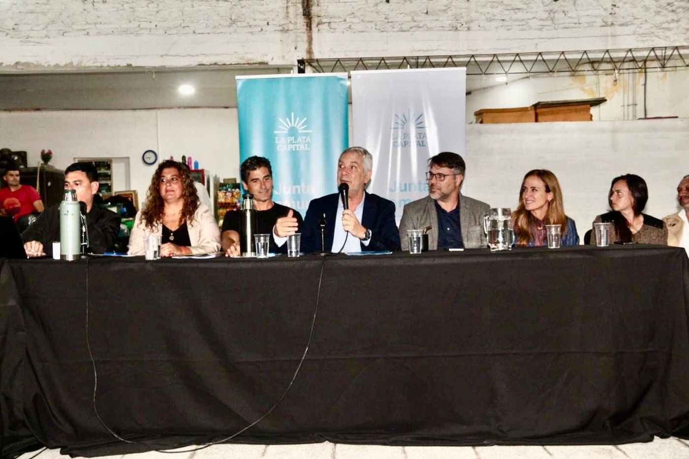 El intendente Julio Alak con la Junta Comunal de Ignacio Correas.