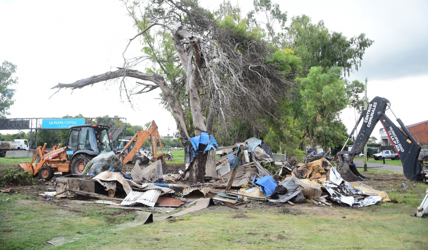 Demuelen la casa de venta de carnada bajada autopista La Plata Buenos Aires.png