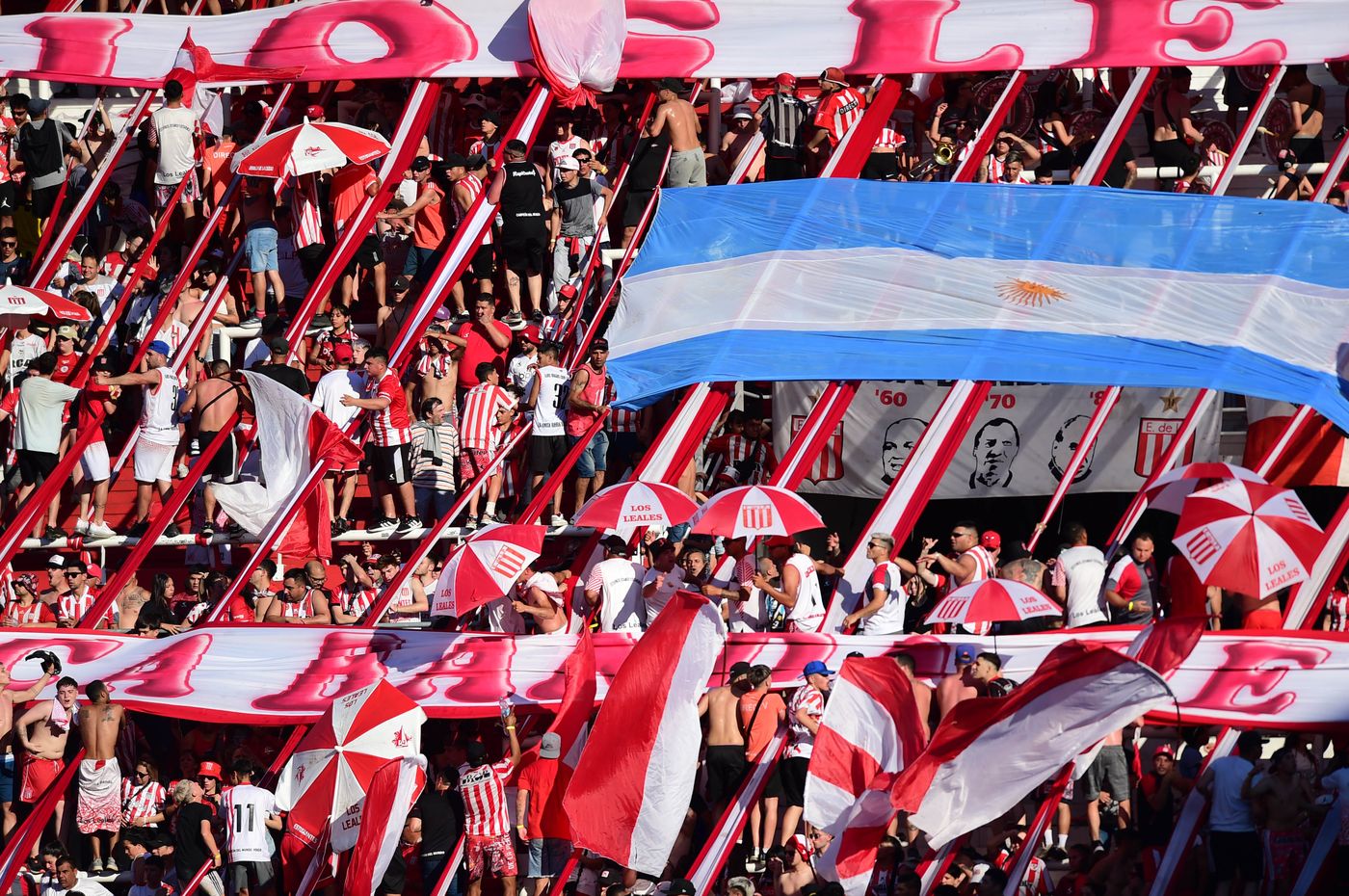 Estudiantes Instituto Hinchada Estadio UNO 4.jpg