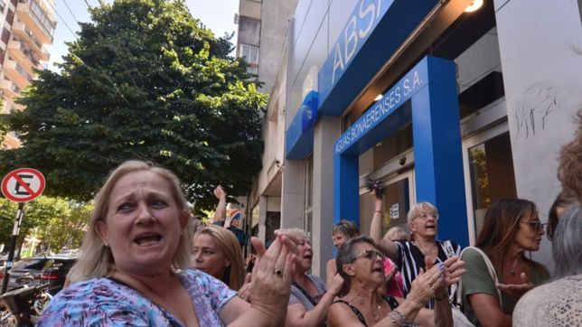 con baldes y toallas, los platenses vuelven a marchar a la sede de absa