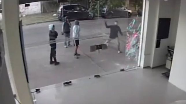 video: destrozaron a piedrazos una concesionaria de la plata por segunda vez en tres dias