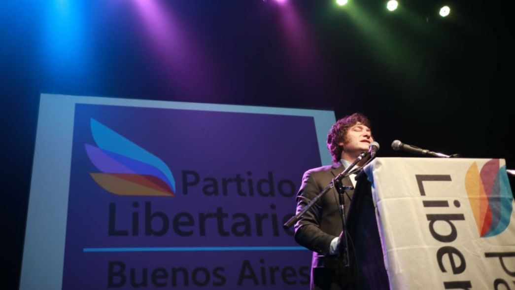 Milei irrumpió en La Plata y colmó el Teatro Bar para terminar con la casta política