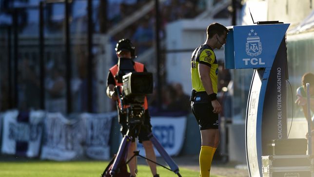 las decisiones del var se podran escuchar por altoparlantes en todos los estadios del pais