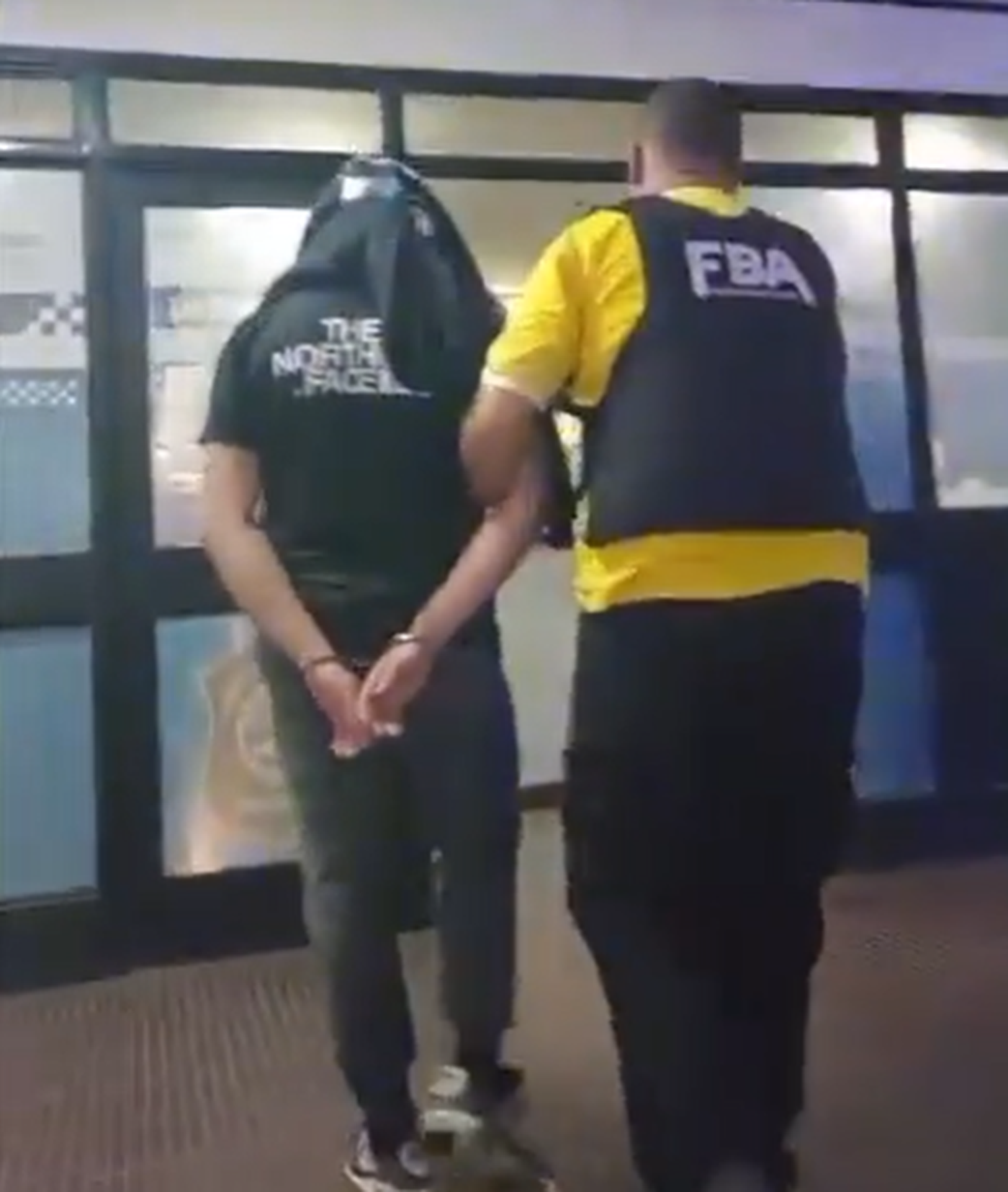 El momento en el que el presunto asesino de Cristian Gonzalo Prado ingresó a la comisaria Octava de La Plata