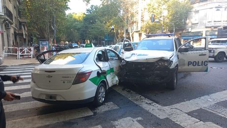 Dos personas resultaron heridas tras un fuerte choque entre un taxi y un patrullero en 2 y 44