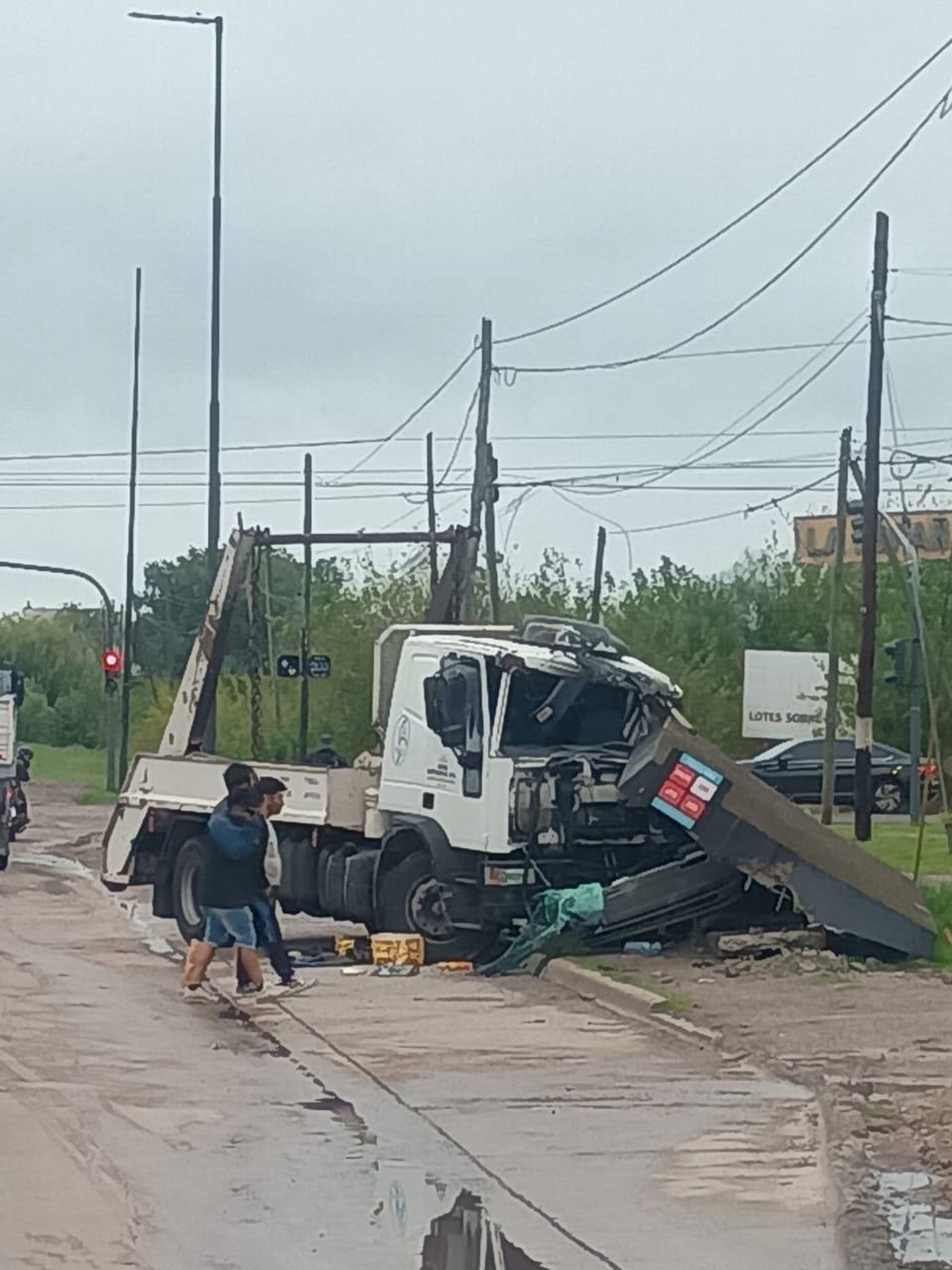 El cami&oacute;n destruy&oacute; totalmente la parada de micros de 44 y 209, al oeste de La Plata