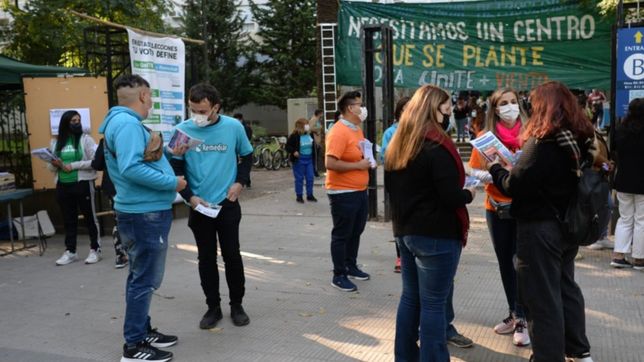 carteles rotos, dichos homofobicos y padrones truchos: postales de la eleccion en la unlp