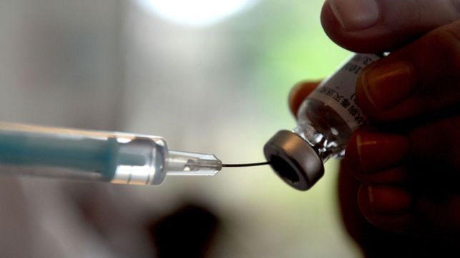 creen que la vacunacion para mayores de 18 anos sin enfermedades empezaria en septiembre