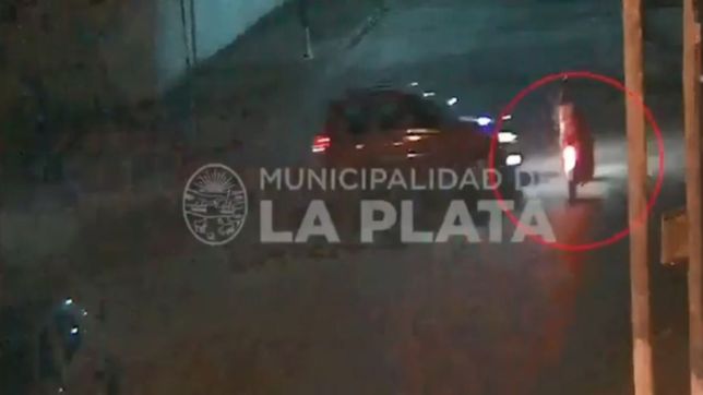 video: un motociclista cruzo sin mirar, lo chocaron y se salvo de milagro