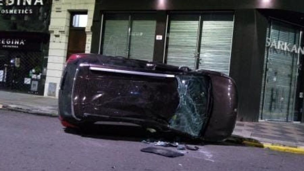 Madrugada accidentada: perdió el control, chocó y volcó en La Plata Soho