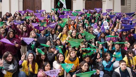 El Rectorado de la UNLP se llenó de pañuelos tras una jornada de reflexión por Ni una menos