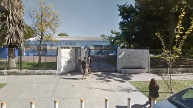 una mujer le pego a una alumna de 14 anos porque le hacia bullying a su hija