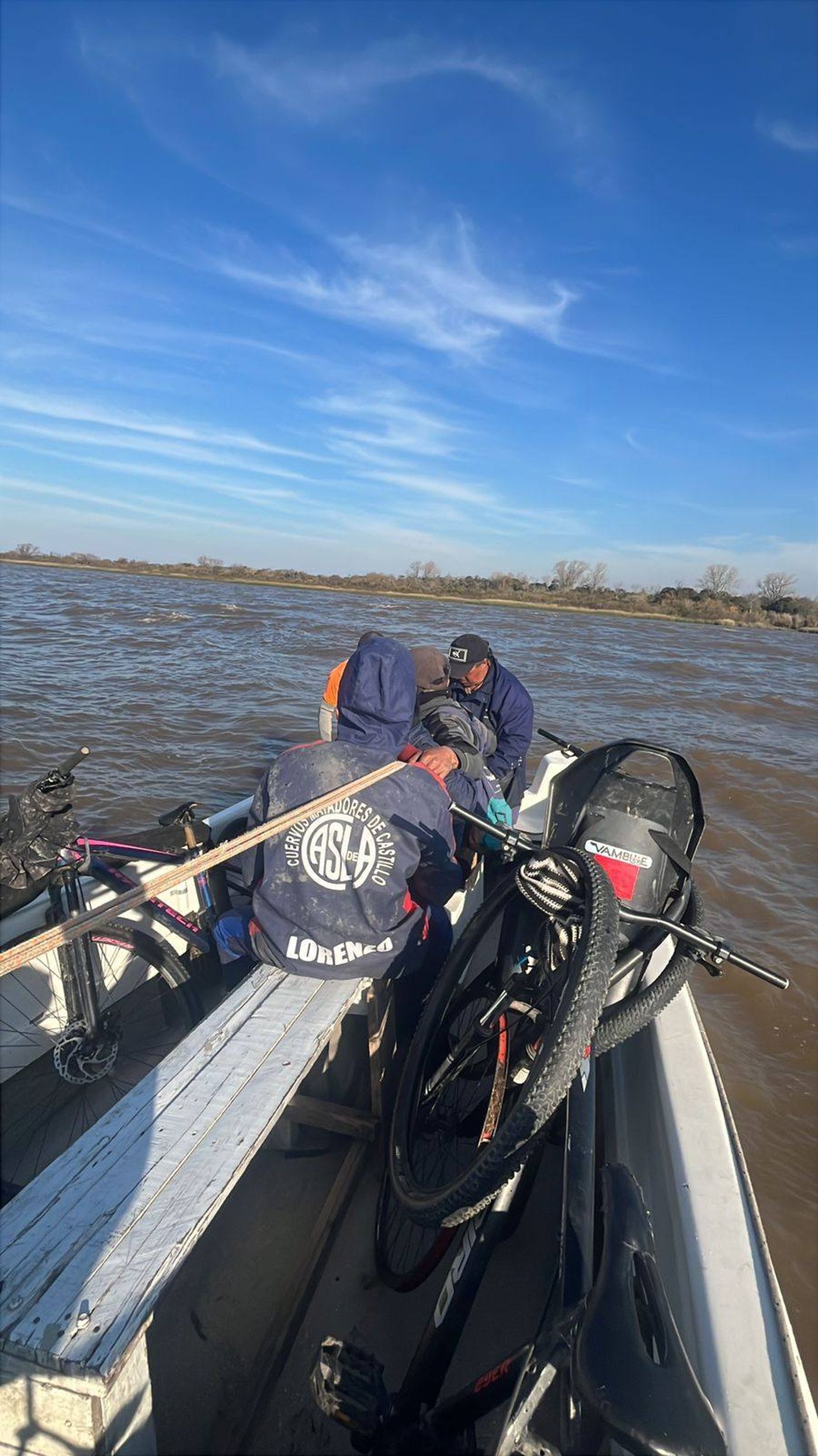 Tres pescadores fueron rescatados en lancha en el Río de la Plata tras pasar más de un día atrapados por la crecida del agua
