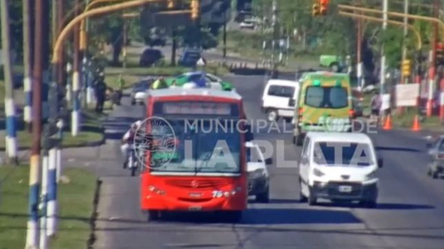 video: un impactante choque en la plata termino con un motociclista volando por los aires