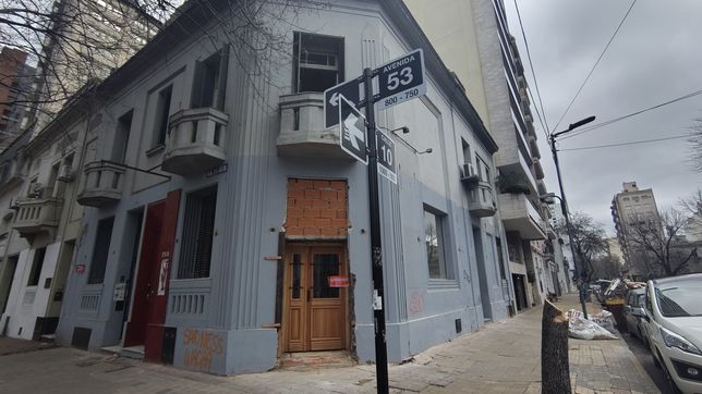 ahogado por la crisis y las bajas ventas, cerro un clasico restaurante ubicado frente al teatro argentino