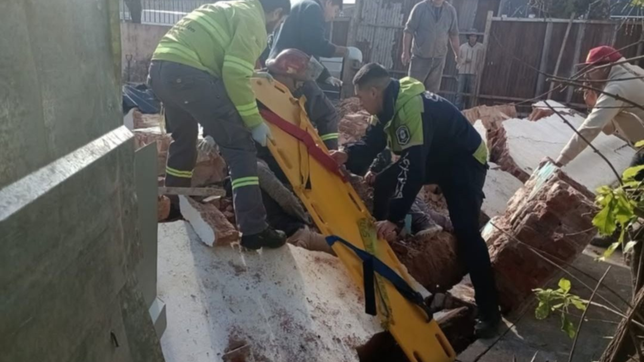 se vino abajo una medianera y dos obreros quedaron atrapados
