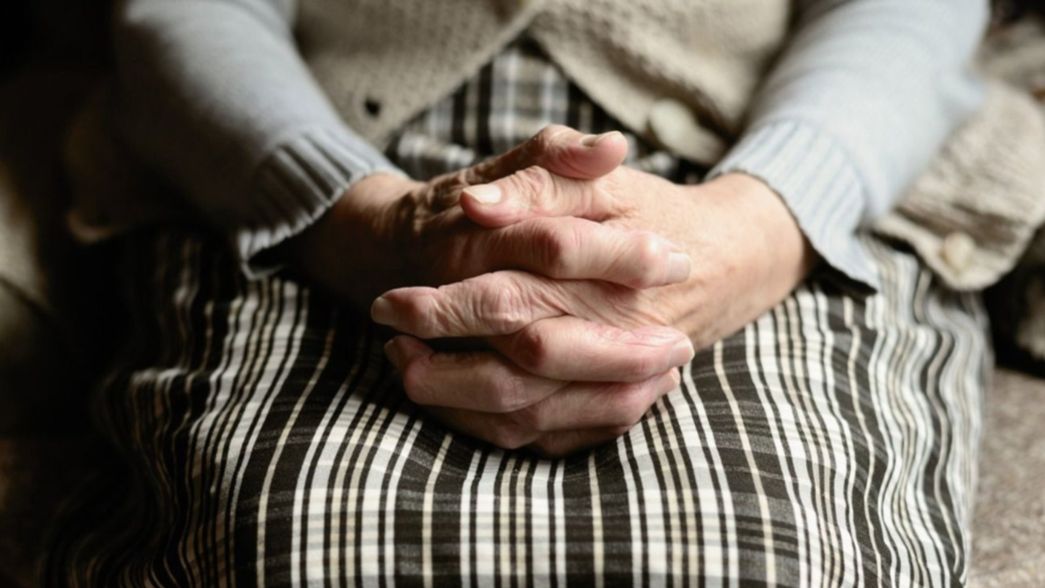 Brutal entradera a una abuela de 84 años, a metros de una comisaría de La Plata