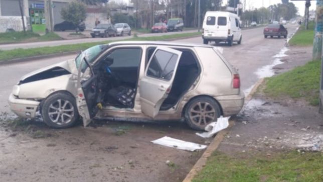 choque y milagro en la plata: esquivo un perro y se incrusto contra una parada de micros