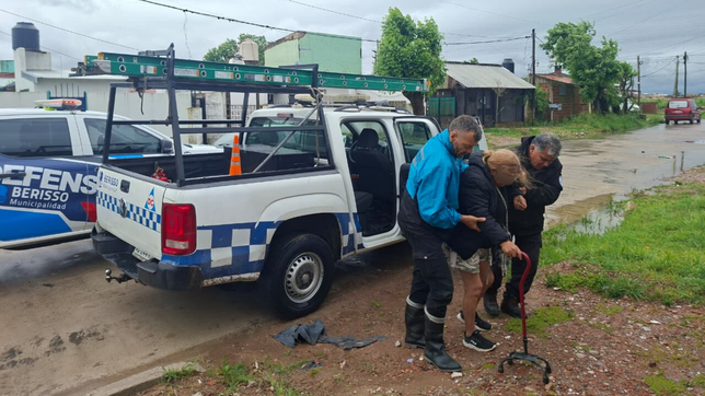 evacuaron en berisso a una mujer con discapacidad a la que se le estaba inundando la casa