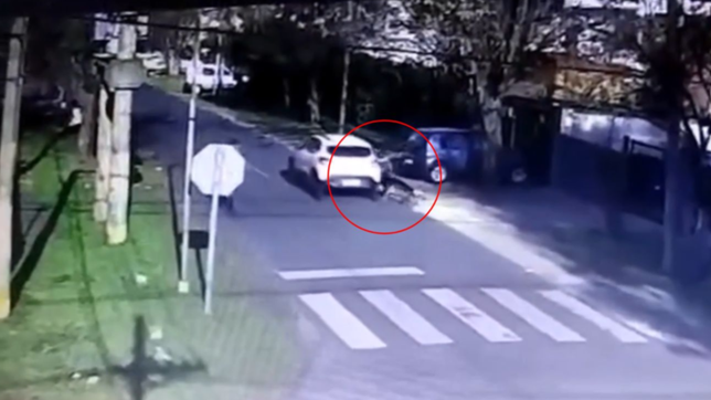 video: choco a una ciclista en la plata, escapo y todo quedo filmado
