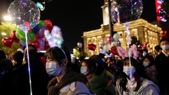 multitudes en las calles y boliches repletos, el ano nuevo donde nacio de la pandemia