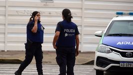 rescatan a una mujer encerrada en una casa de la plata y detienen a su pareja rescatan a una mujer encerrada en una casa de la plata y detienen a su pareja