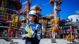 tiene 29 anos, trabaja en la refineria de ypf en ensenada y es la ingeniera del ano tiene 29 anos, trabaja en la refineria de ypf en ensenada y es la ingeniera del ano