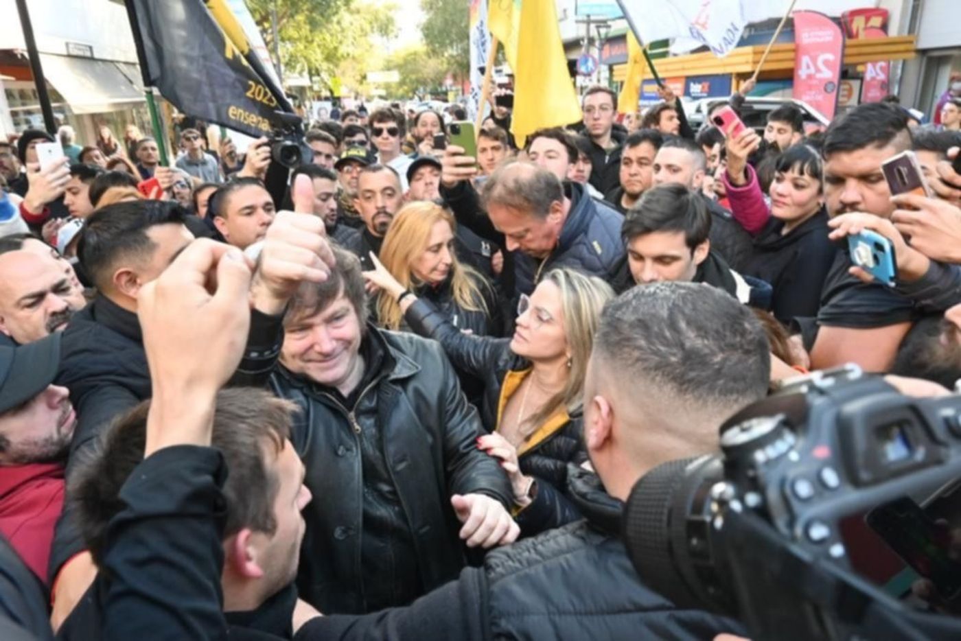 Javier Milei Carolina Piparo Leandro Guma en calle 12 La Plata