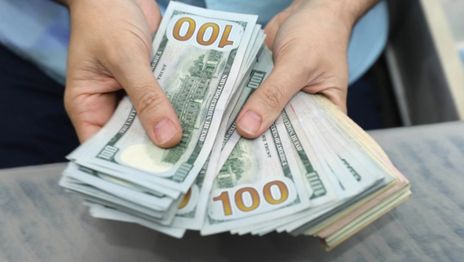 El dólar blue cerró la jornada con una suba que rompió la barrera de los $750