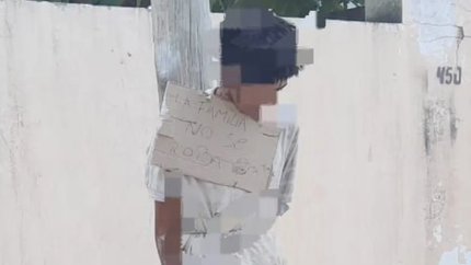 Le robó a un familiar y lo ataron a un poste con un cartel en el pecho