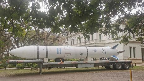 Un misterioso cohete sorprendió a todos en una facultad de la UNLP
