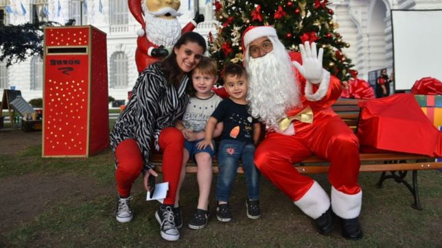 papa noel llega a los barrios de la plata y sorprende a los mas chicos antes de la navidad