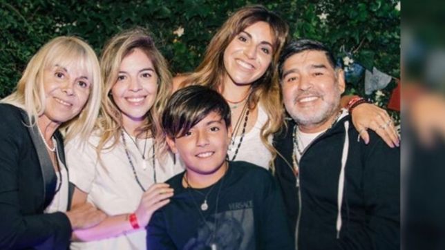 maradona y la foto de la unidad: poso junto a claudia, dalma, gianinna y benjamin