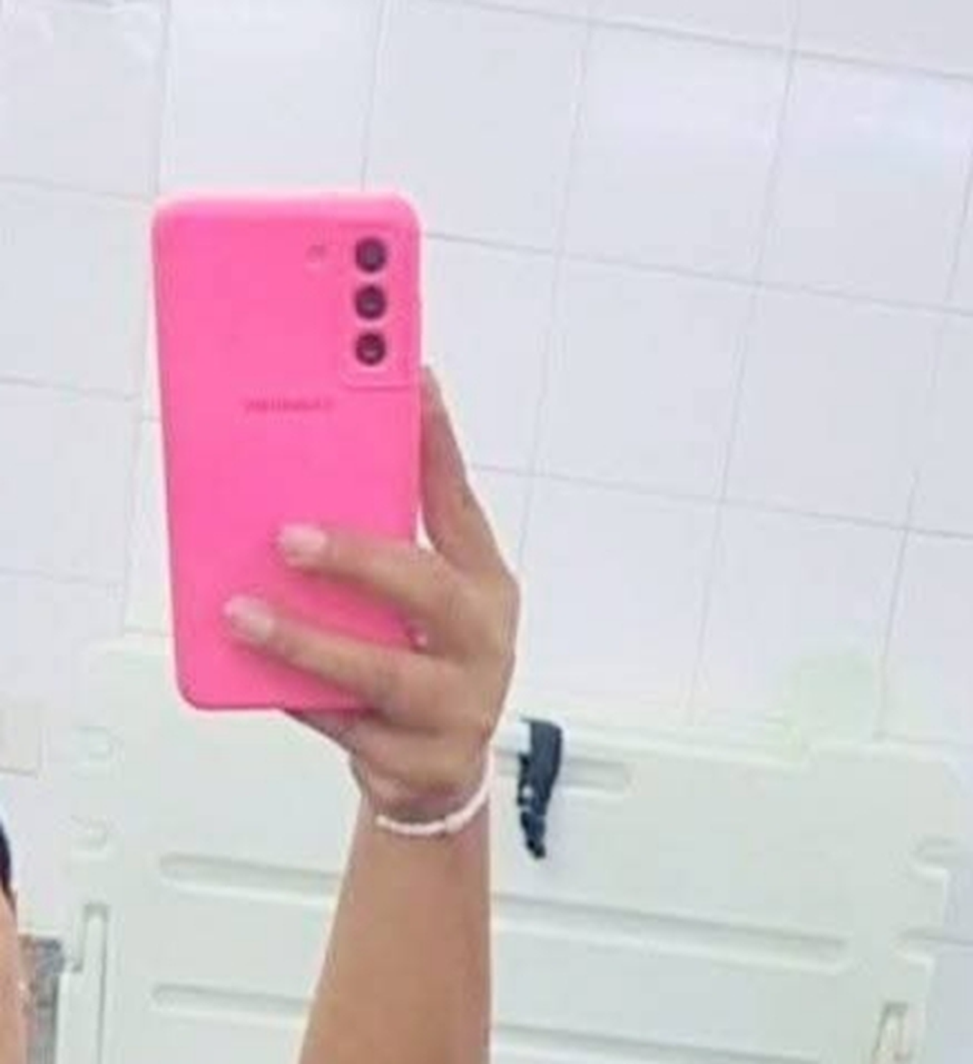 El celular perdido por una vecina de La Plata es un Samsung S21 con funda rosa desgastada