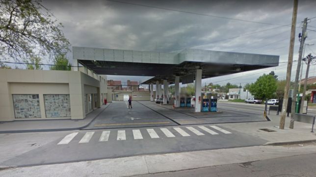 fueron a robar, simularon disparos con una moto y escaparon con un auto