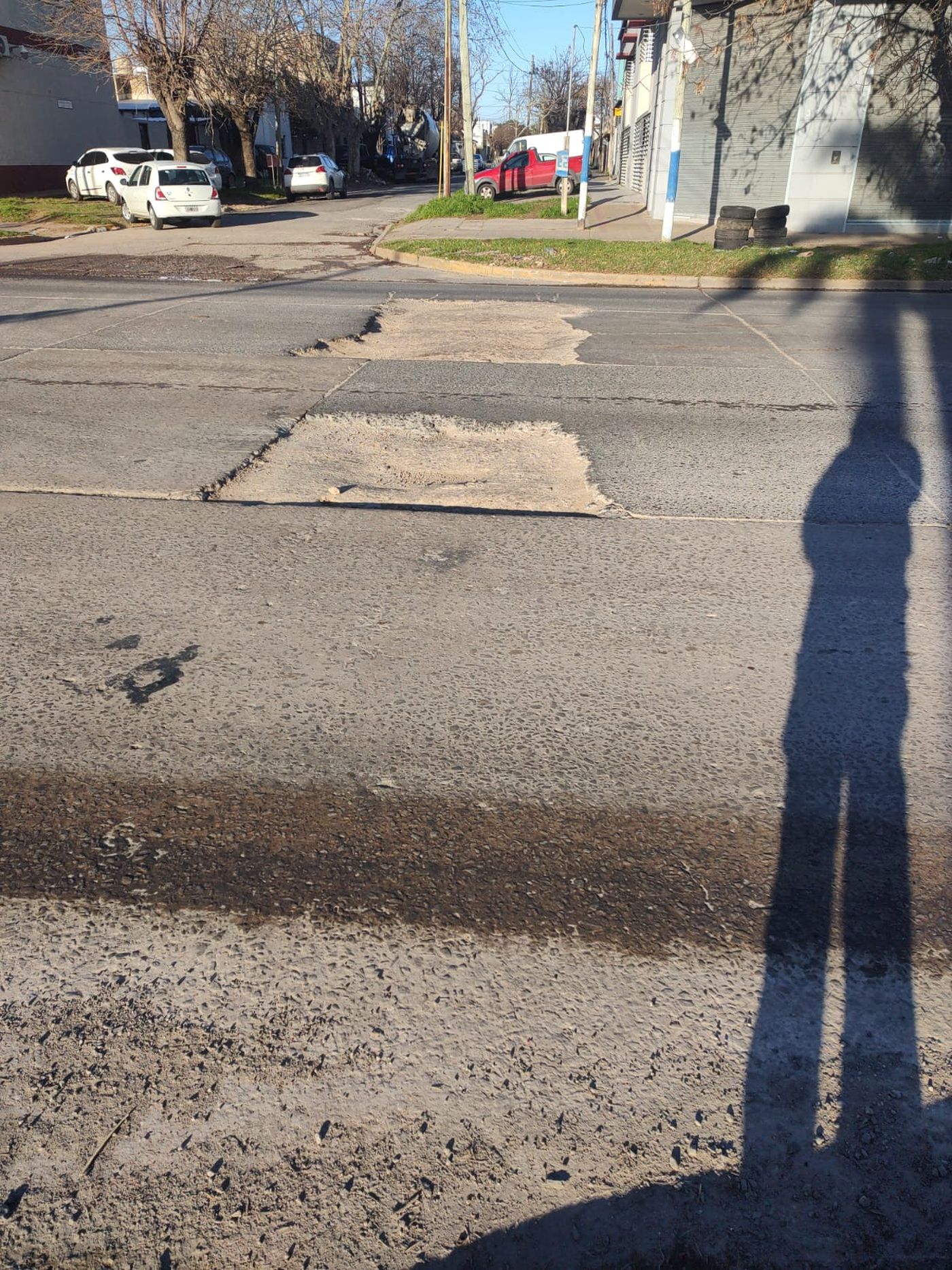 Los pozos de esta esquina transitada de Tolosa en plena avenida 120 son enormes y ABSA los tapa con tierra.
