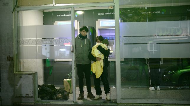 una familia de la plata sobrevive pidiendo dinero en un cajero y busca ayuda para salir adelante