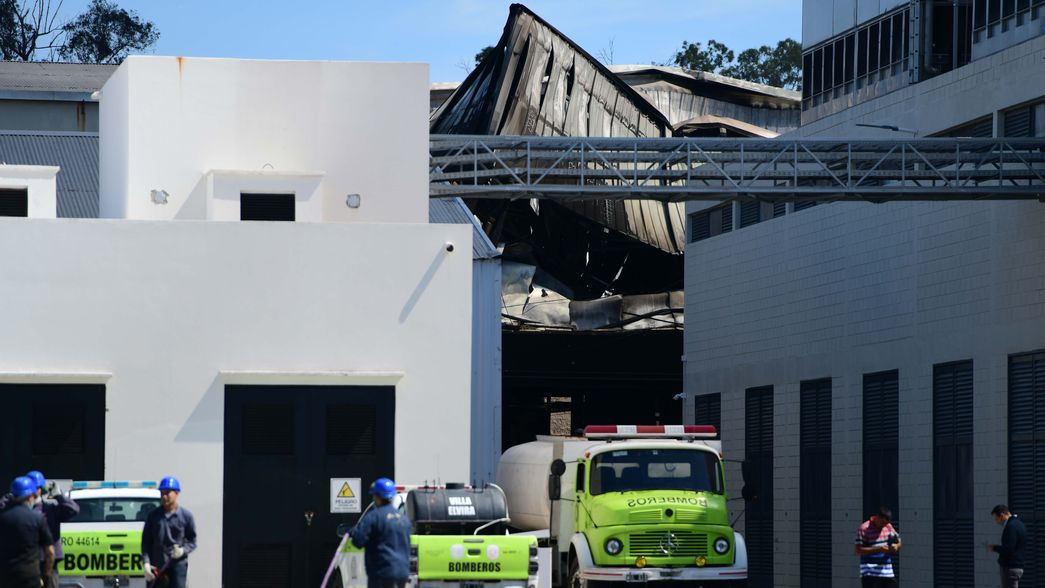 El fuego en el Frigorífico Gorina está bajo control y arranca la evaluación de daños