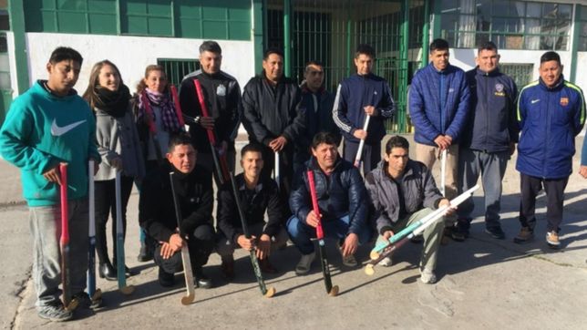 presos de una carcel de la plata hicieron palos de hockey para dos clubes de la region
