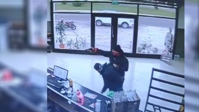 video: entro armado a un comercio en la plata, apunto a un cliente y robo la recaudacion