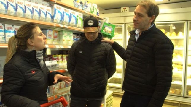 julio garro visito la amistad, el supermercado platense con beneficio de supermiercoles
