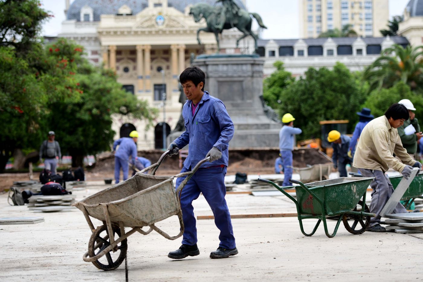 La Municipalidad continúa con los trabajos en plaza San Martín.