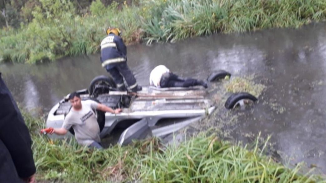 Un operario de AESA volcó en un zanjón y fue rescatado por un policía, pero está grave