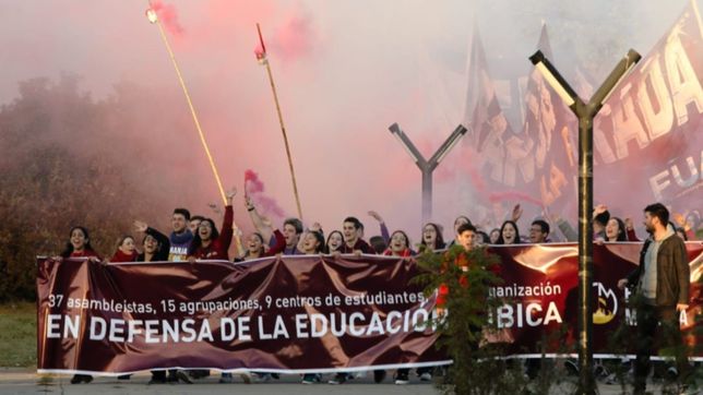 en defensa de la educacion pubica: el insolito error en una bandera de la franja morada